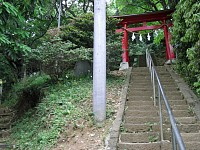 資料館案内にあった諏訪神社にも行ってみた。入り口から鳥居を見る