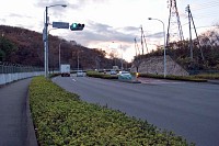 川崎街道の路側帯は狭いが、舗道は広い