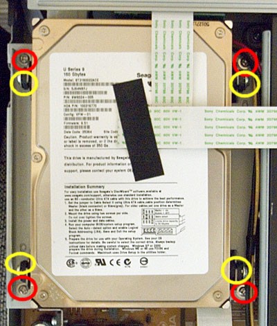 あれえ、Maxtorじゃない。Seagate U Series 9 160GB。  黄色のネジが台座とHDDを固定するネジだが、赤の台座固定ネジをはずして台座ごとはずしたあとで黄色い部分のネジをはずしてHDDをはずす
