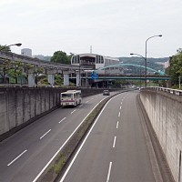 三本松陸橋。左はモノレールの松が谷駅