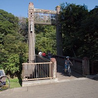 根川の吊り橋。これも多摩サイの一部