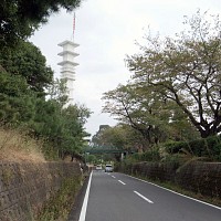 東京国際カントリーの間の道。遠景はKDDIの電波塔