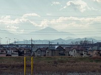 大室山の向こうに富士山も見えず。国立・河川敷公園にて
