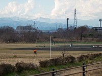左に鷹巣山、中央に芋の木ドッケと天祖山。鉄塔の向こうに本仁田山