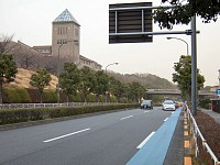 首都大学東京の前の道。これだけ広い片側２車線に自転車通行帯が必要かどうか疑問