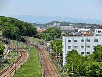 右が京王相模原線、左が小田急多摩線。遠くは奥武蔵の山