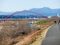 多摩川大橋と大岳山
