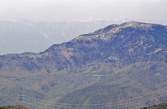 茶臼山の左に白く野口五郎岳。左にわずかに水晶岳
