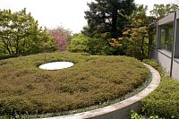 円形の花壇の下にモネの絵がある美術館がある。安藤忠雄設計