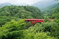 日本の橋100のひとつ。紅葉の時期には混雑
