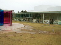 金沢21世紀美術館。左はカラー・アクティヴィティ・ハウス