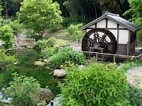 水車小屋まであって多摩市の中沢池公園みたい。こっちのほうがきれいだが