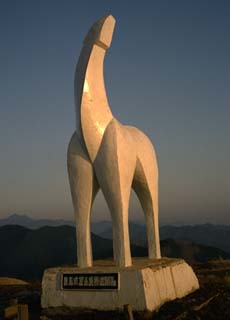 悪評の白馬の像
